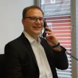 Telefonierender Mann mit Brille