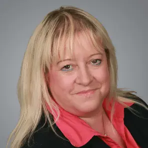 Frau mit blonden Haaren und pinkfarbener Bluse