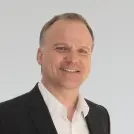 Lächelnder Mann in Anzug