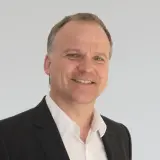 Lächelnder Mann in Anzug
