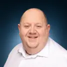 Mann mit Glatze lächelt