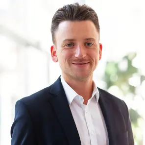 Junger Mann mit Anzug lächelt