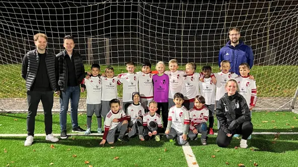 Die Jugendfußballmannschaft des SV Höntrop steht gemeinsam vor einem Tor aufgestellt zum Gruppenbild