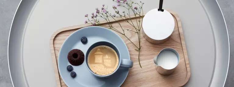 Servierbrett mit Kaffeetasse, Unterteller, Milch und Zucker