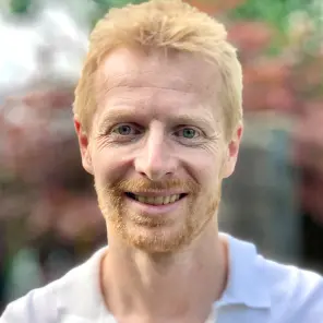 Sportlicher blonder Mann