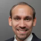 Lächelnder Mann in Anzug