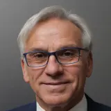 Lächelnder Mann in Anzug