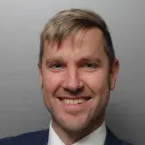 Lächelnder Mann in Anzug