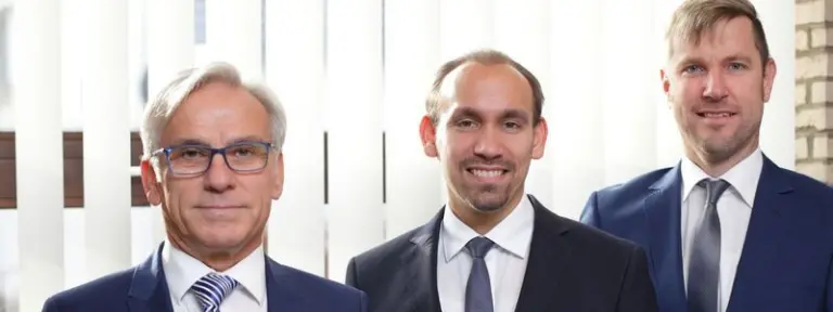 Drei Männer in Anzug