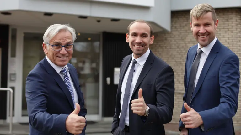 Drei Männer zeigen Daumen hoch