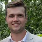 Junger Mann mit hellem Anzug