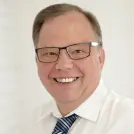 Mann mit Brille und weißem Hemd