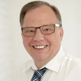 Mann mit Brille und weißem Hemd