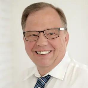 Mann mit Brille und weißem Hemd