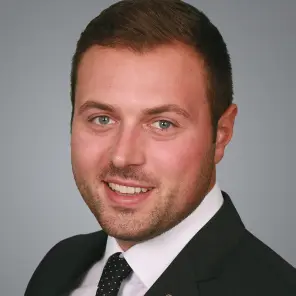 Mann mit dunkelblonden Haaren und blauen Augen