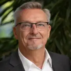 Mann mit grauen Haaren und Brille