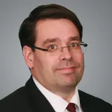 Dunkelhaariger Mann mit Brille