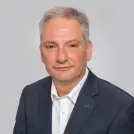 Mann mit grauen Haaren