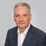 Mann mit grauen Haaren