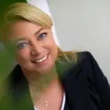Frau mit blonden Haaren