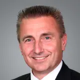 Lächelnder Mann in Anzug
