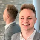 Junger Mann mit Haartolle