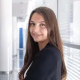 Junge Frau mit langen braunen Haaren lächelt