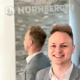 Junger Mann mit Haartolle