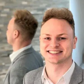 Junger Mann mit Haartolle