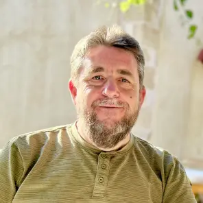 Mann mit Schnauzbart und karierter Krawatte
