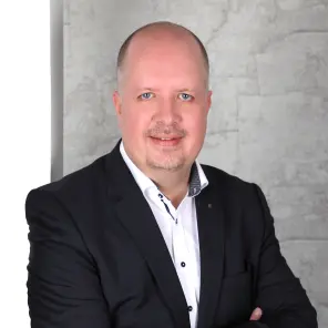Mann in einem schwarzen Anzug