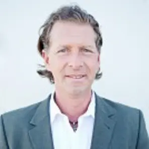 Dunkelblonder Mann mit graublauem Jackett