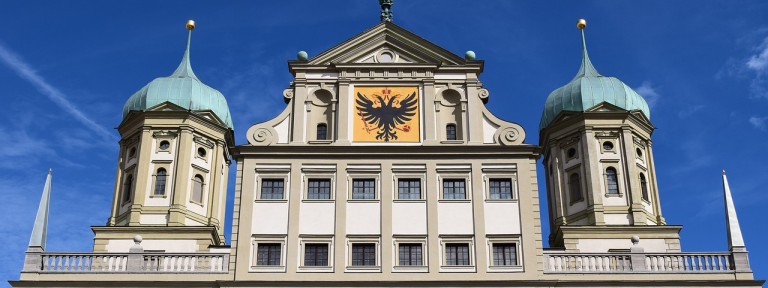 altes Gebäude mit einem Wappen