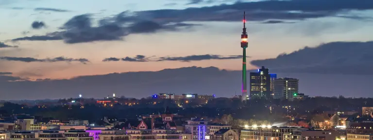 Großstadt-Skyline bei Dämmerung