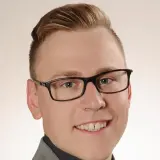 Lächelnder Mann mit Brille