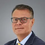 Mann in Anzug und Krawatte