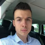 Mann sitzt im Auto