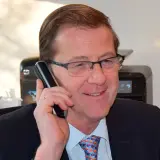 Mann in Anzug ist am telefonieren