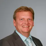Lächelnder Mann in Anzug und Krawatte