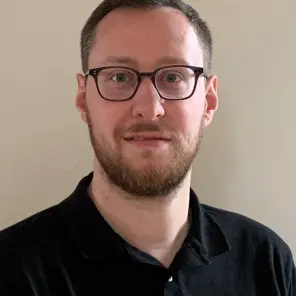 Mann mit Brille und Bart