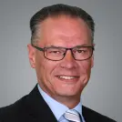Mann mit grauen Schläfen und Brille