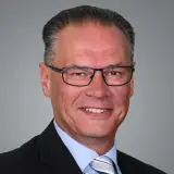 Mann mit grauen Schläfen und Brille