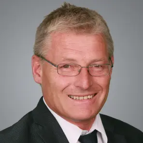 Blonder Mann mit Brille und Krawatte