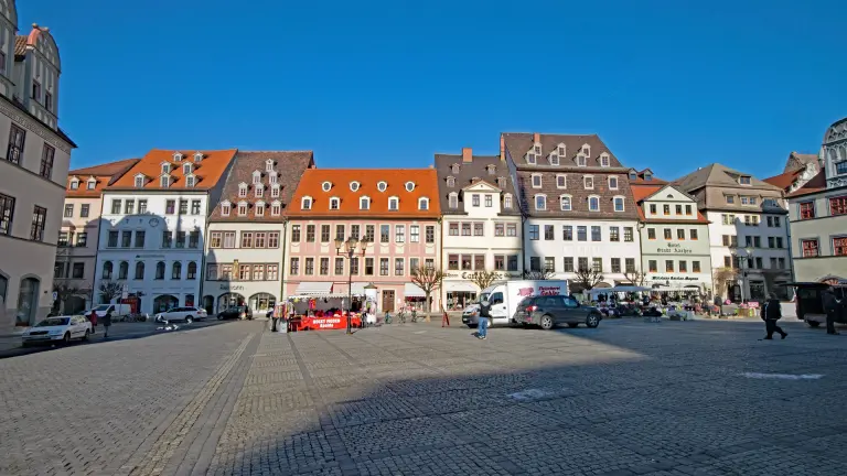 Marktplatz Naumburg, großer Platz mit historischen Gebäuden ringsum