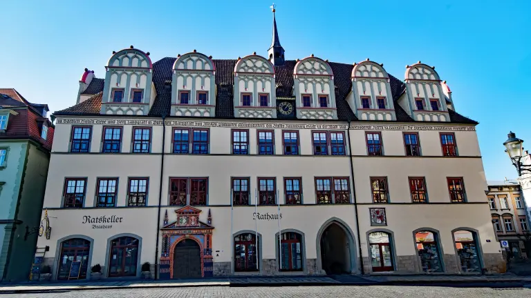 Rathaus von Naumburg, großes Gebäude mit Fachwerk