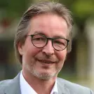 Mann in grauem Anzug