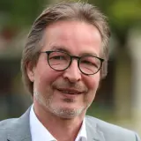 Mann in grauem Anzug