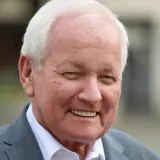 betagter Mann in grauem Anzug