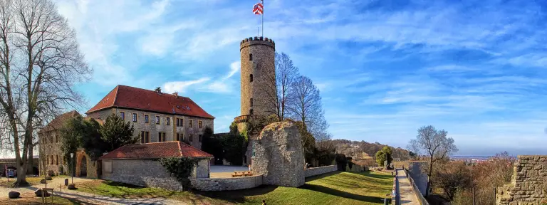 Eine Burg bei blauem Himmel