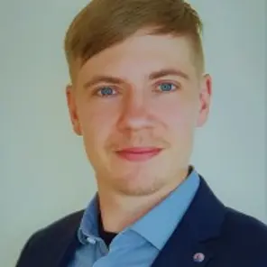 Blonder jüngerer Mann mit blauem Anzug